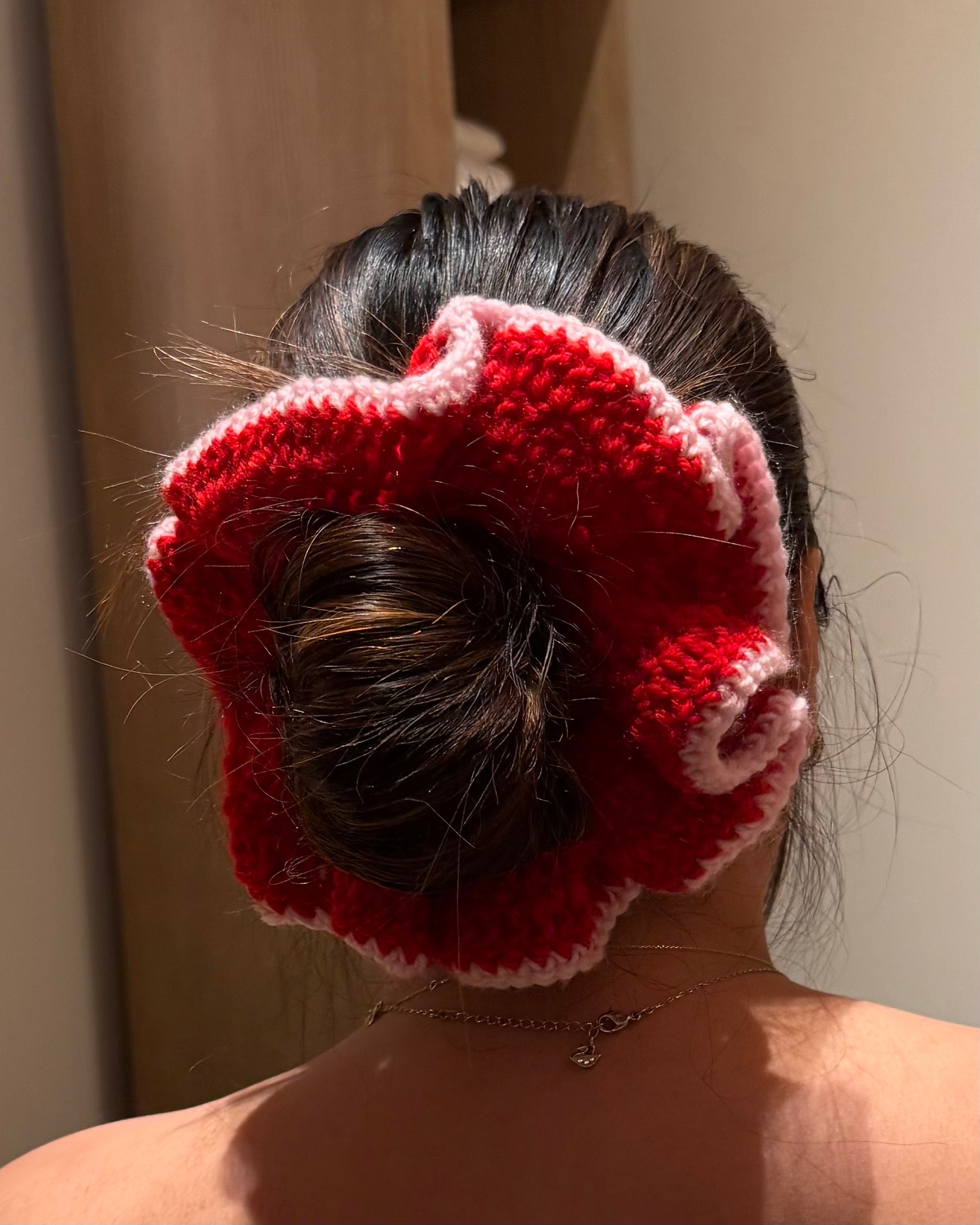 Hand-made Knitted Scrunchie · Red & Pink